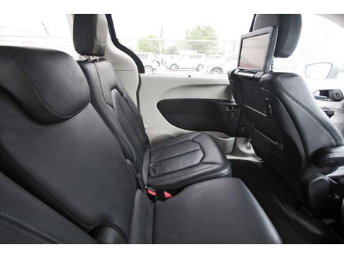 Used 2022 Chrysler Pacifica Touring-L w/ Uconnect Theater Family Group FWD image 13