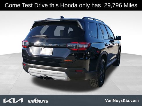 Used 2024 Honda Pilot TrailSport image 2