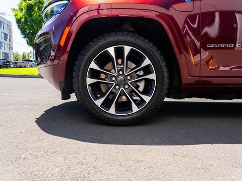 Used 2023 Jeep Grand Cherokee Overland w/ Advanced Protech Group III AWD/4WD image 7