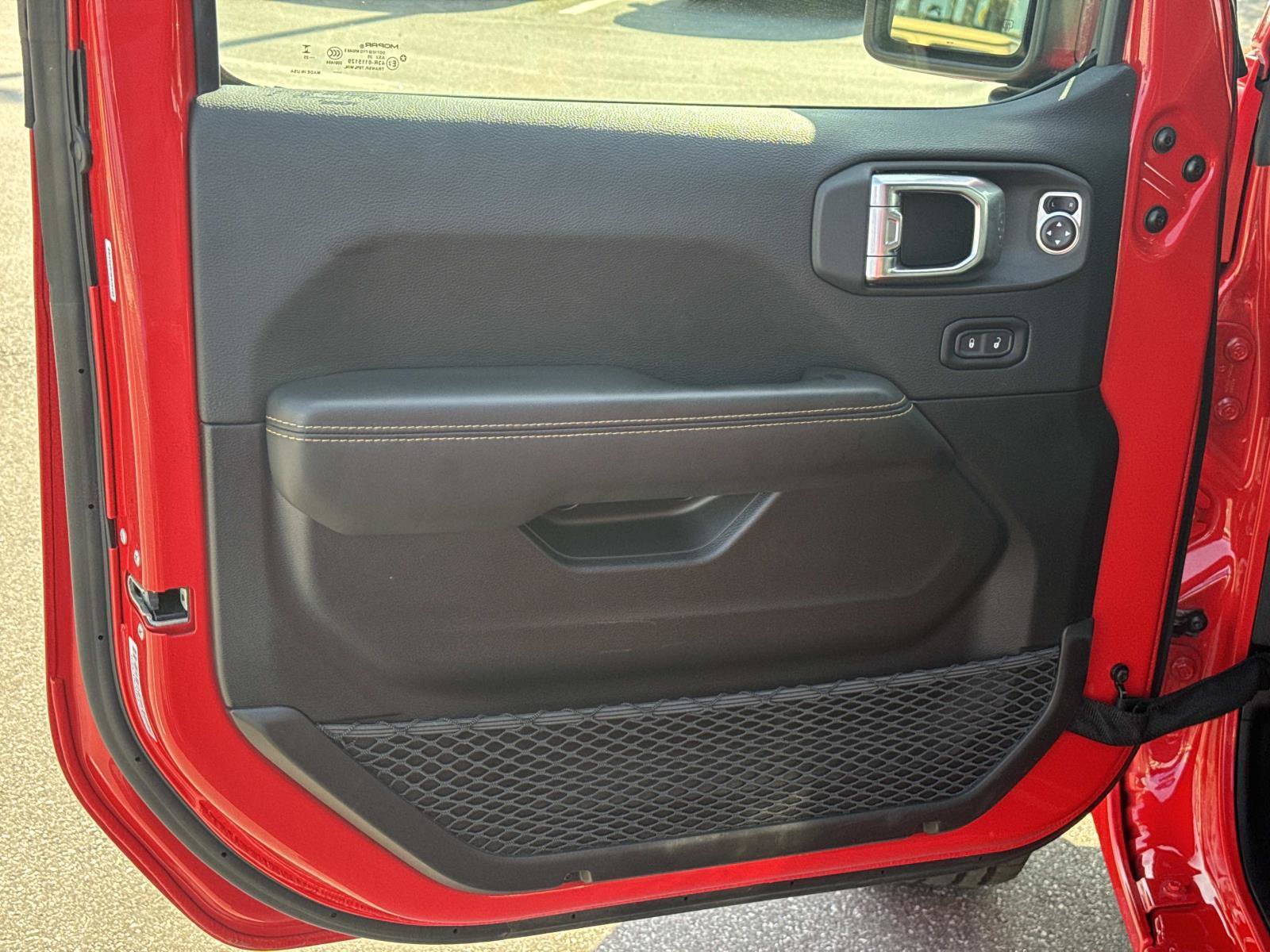 Used 2025 Jeep Wrangler Unlimited Sahara w/ Safety Group AWD/4WD image 10