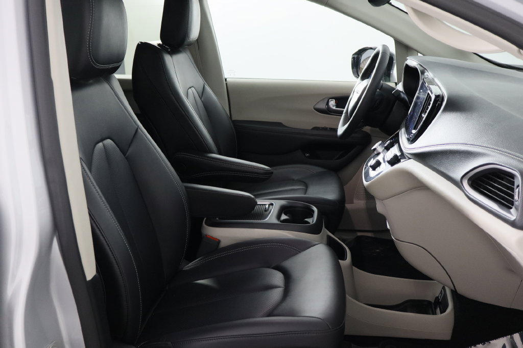 Used 2024 Chrysler Pacifica Limited FWD image 19
