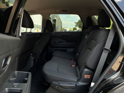 Used 2025 Nissan Pathfinder SV FWD image 12