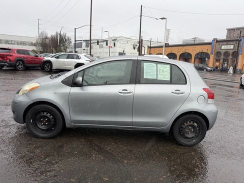 Used 2011 Toyota Yaris 4-Door Hatchback image 5