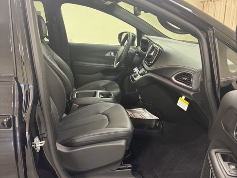 New 2026 Chrysler Pacifica Select image 26
