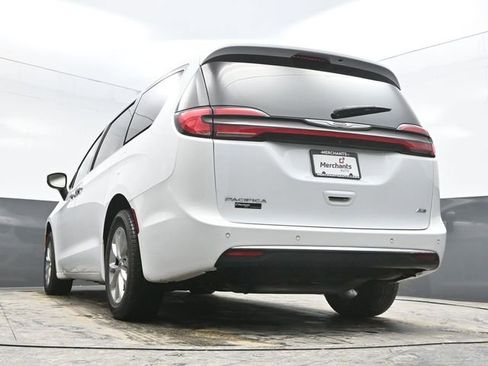 Used 2023 Chrysler Pacifica Touring-L image 28
