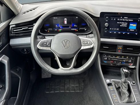 Used 2025 Volkswagen Jetta SE FWD image 27