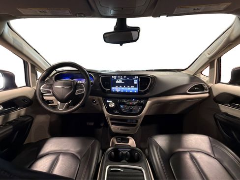 Used 2023 Chrysler Pacifica Touring-L image 42
