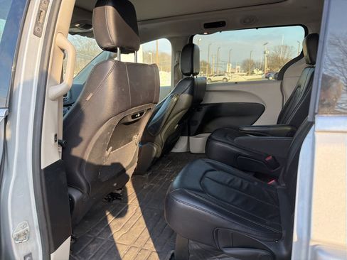 Used 2022 Chrysler Pacifica Touring-L image 9