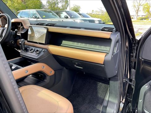 Used 2025 Land Rover Defender 130 X-Dynamic SE image 17