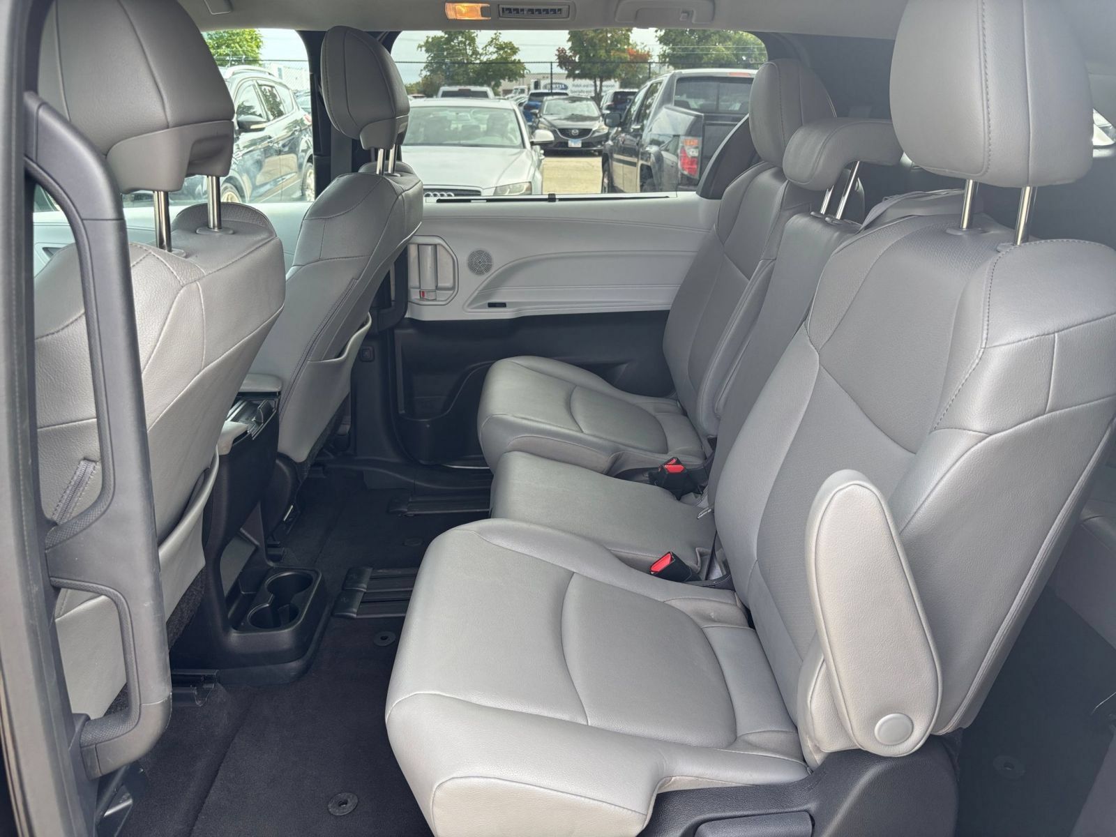 Used 2025 Toyota Sienna XLE FWD image 26