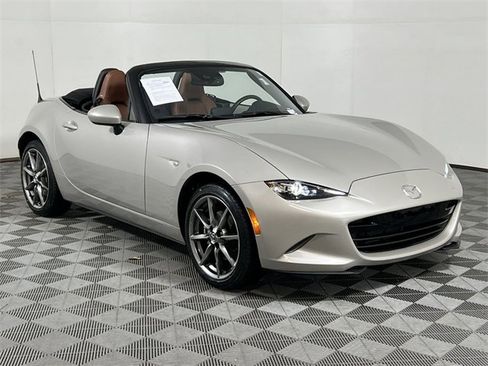 Used 2022 MAZDA MX-5 Miata Grand Touring image 2