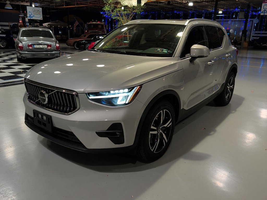 Used 2023 Volvo XC40 B5 Plus AWD/4WD image 2