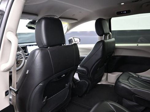 Used 2023 Chrysler Pacifica Touring-L FWD image 24