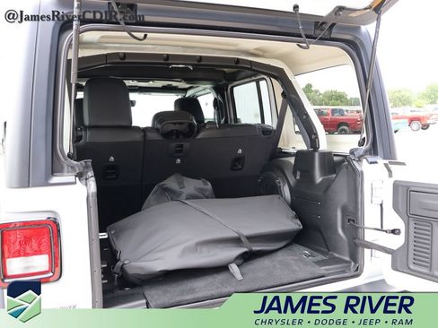 Used 2023 Jeep Wrangler Unlimited Rubicon w/ Cold Weather Group AWD/4WD image 15