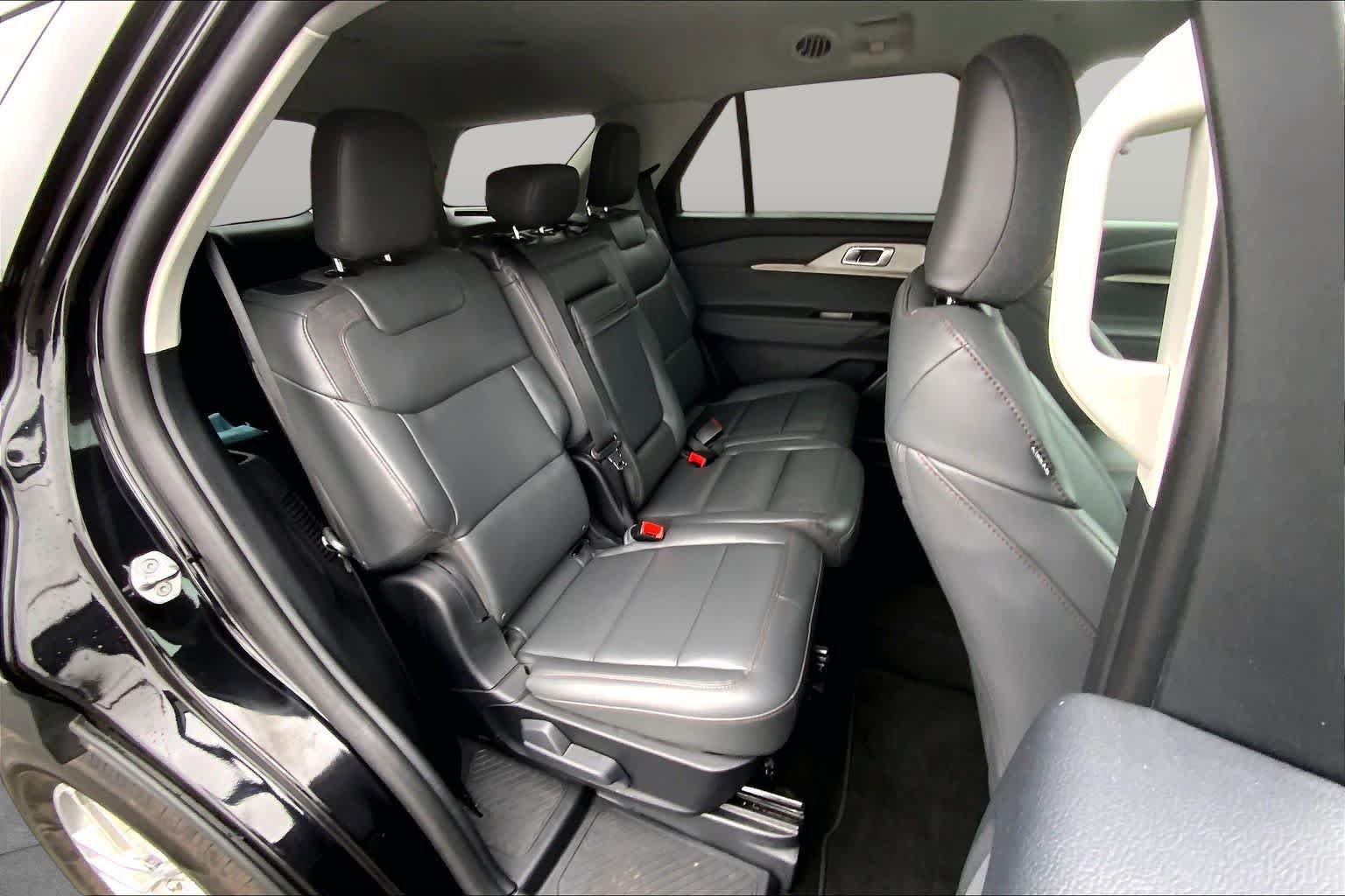 Used 2025 Ford Explorer Active w/ Active Comfort Package RWD image 20