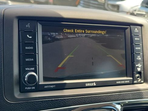 Used 2012 Chrysler Town & Country Touring FWD image 9