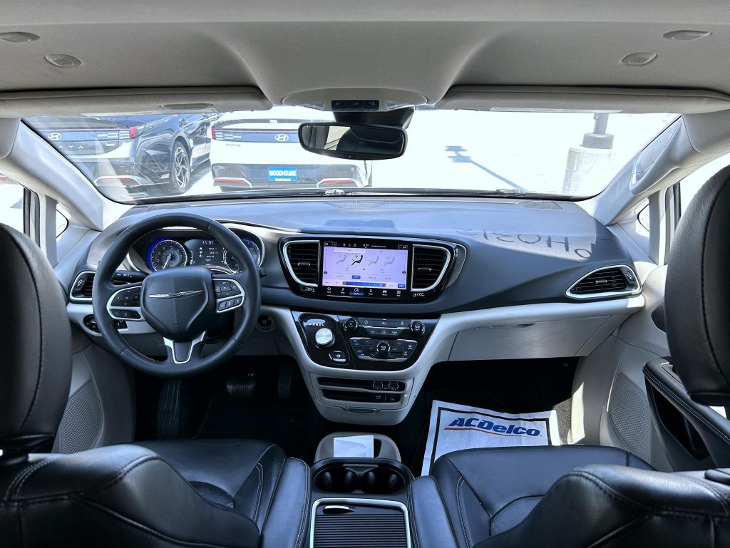 Used 2022 Chrysler Pacifica Touring-L FWD image 13