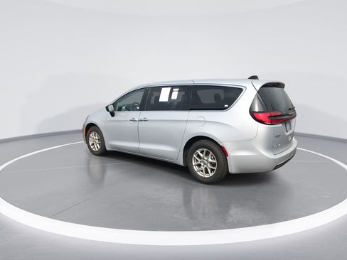 Used 2024 Chrysler Pacifica Touring-L image 6