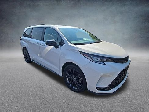 Used 2025 Toyota Sienna XSE FWD image 13