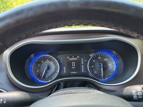Used 2019 Chrysler Pacifica Touring-L FWD image 20