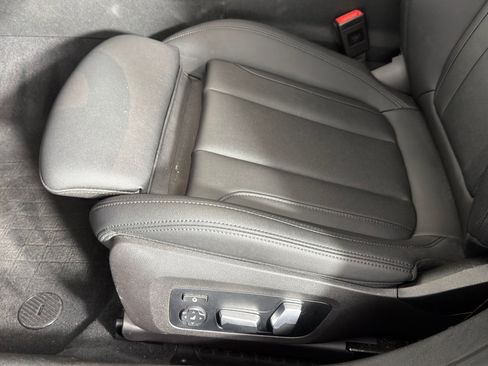 Used 2021 BMW 330i Sedan w/ M Sport Package image 11