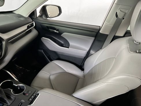 Used 2021 Toyota Highlander XLE image 24