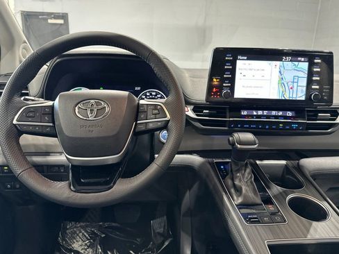 Used 2023 Toyota Sienna Limited AWD/4WD image 8