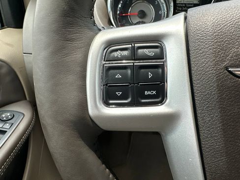 Used 2016 Chrysler Town & Country Touring-L FWD image 17