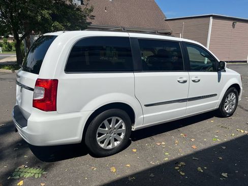 Used 2016 Chrysler Town & Country Touring FWD image 5