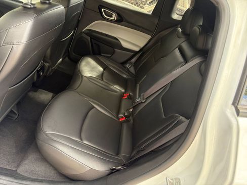 Used 2025 Jeep Compass Limited image 33