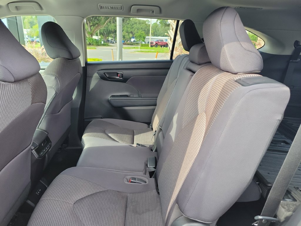 Used 2023 Toyota Highlander LE FWD image 18