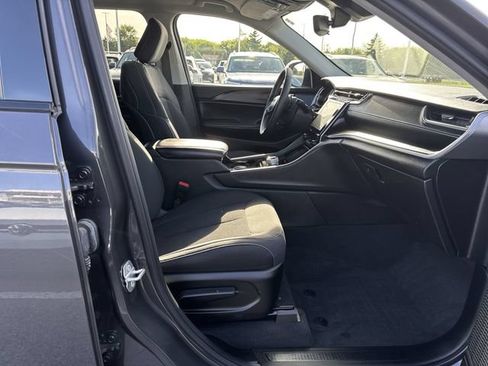 Used 2023 Jeep Grand Cherokee Laredo w/ Luxury Tech Group I AWD/4WD image 27