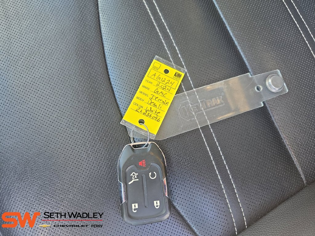 Used 2024 GMC Terrain Denali AWD/4WD image 37