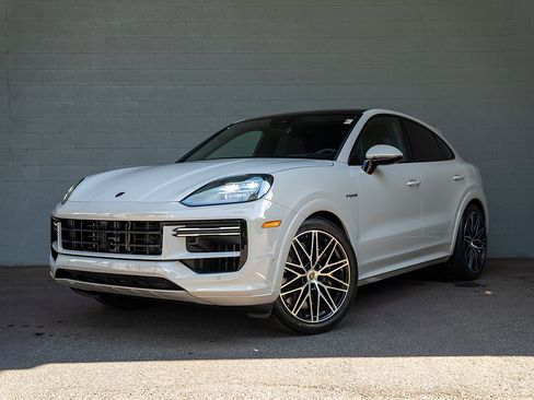 Used 2025 Porsche Cayenne Turbo AWD/4WD image 1