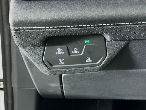 Used 2025 Volkswagen Atlas SE image 17