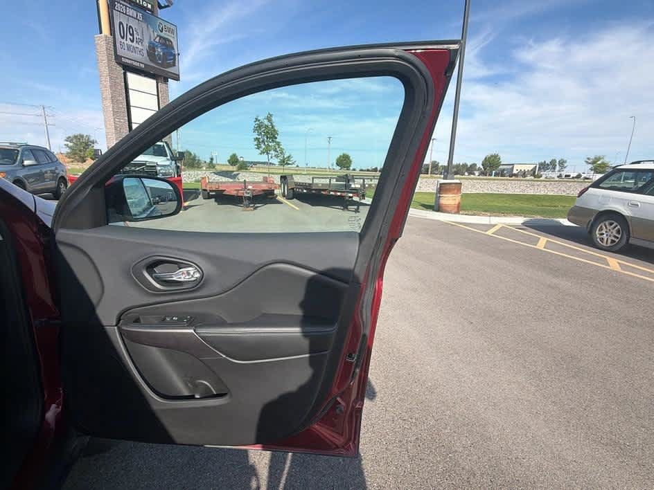 Used 2019 Jeep Cherokee Latitude Plus w/ Cold Weather Group AWD/4WD image 29