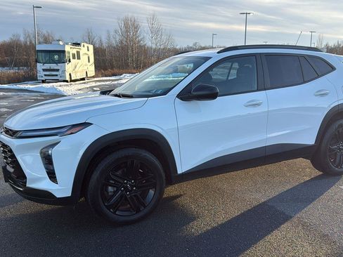 Used 2025 Chevrolet Trax ACTIV w/ Sunroof Package image 14