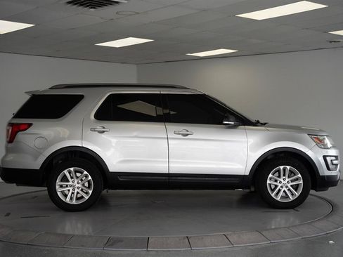 Used 2017 Ford Explorer XLT FWD image 8