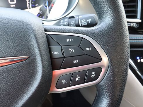 Used 2021 Chrysler Pacifica Touring image 31