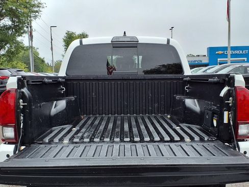 Used 2019 Toyota Tacoma TRD Off-Road AWD/4WD image 8