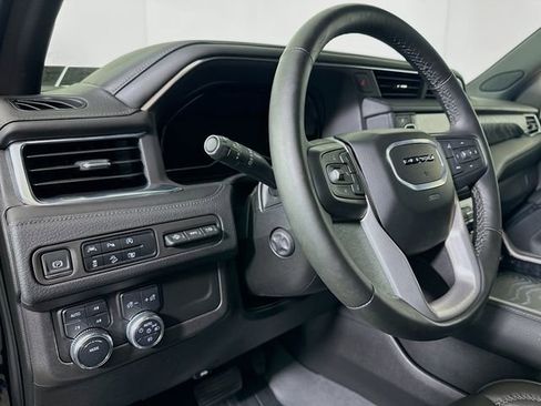 Used 2024 GMC Yukon XL Denali AWD/4WD image 9