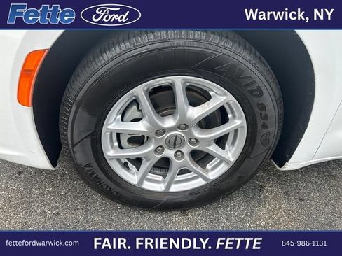 Used 2023 Chrysler Pacifica Touring-L FWD image 2