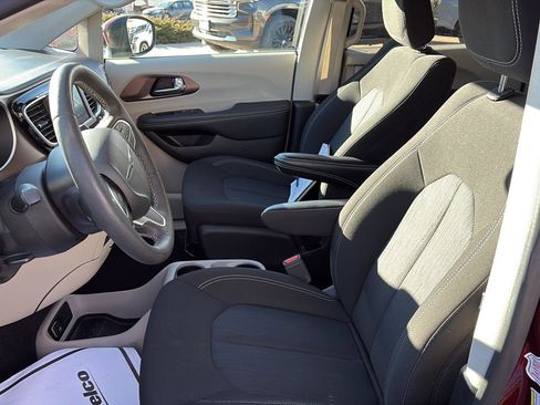 Used 2023 Chrysler Voyager LX image 10
