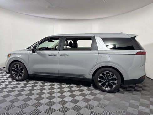 Used 2022 Kia Carnival EX image 4