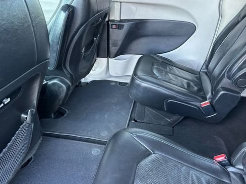 Used 2021 Chrysler Pacifica Touring-L FWD image 14