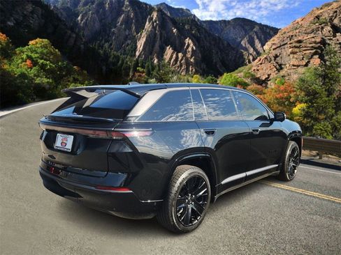 Used 2024 Jeep Wagoneer Launch Edition image 3