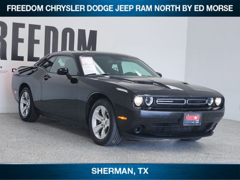Used 2022 Dodge Challenger SXT RWD image 2