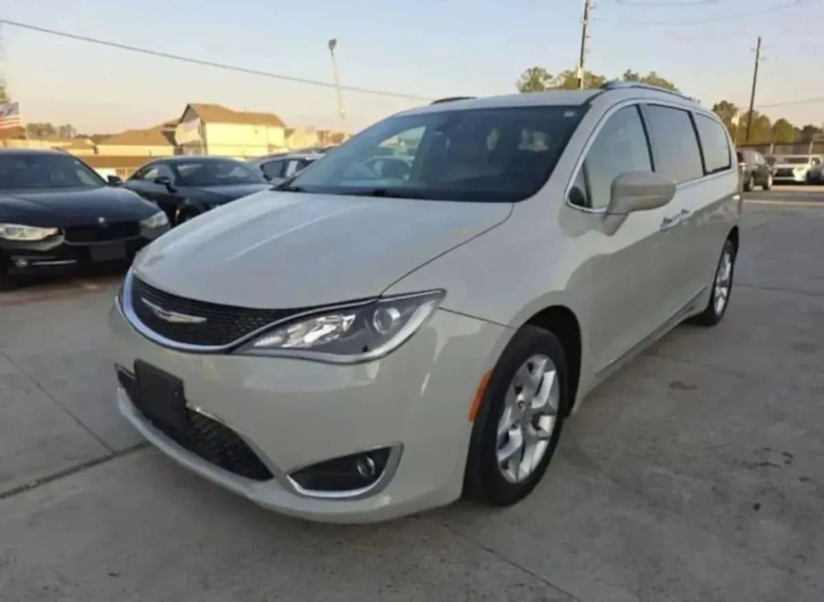 Used 2020 Chrysler Pacifica Touring-L Plus w/ Tire & Wheel Group FWD image 31