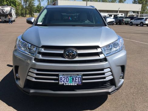 Used 2017 Toyota Highlander XLE AWD/4WD image 9