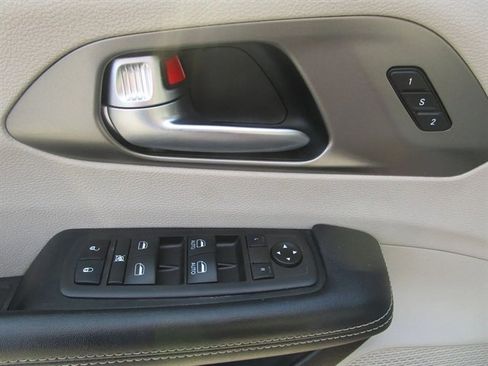 Used 2021 Chrysler Pacifica Touring-L image 25